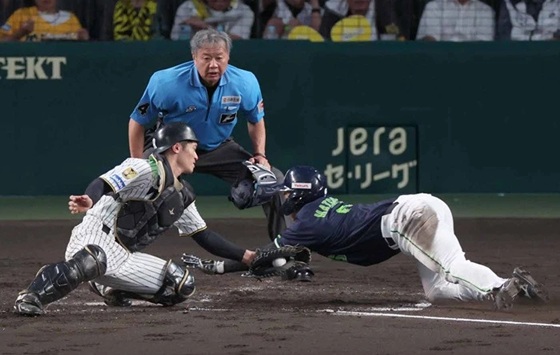松下タッチをかわして同点のホームを踏む出典ヤクルト公式サイト20260710