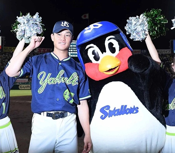 高橋ヒーローインタビュー後つば九郎と出典ヤクルト公式サイト20260710