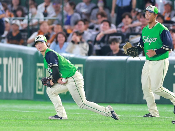 八回、巨人・小浜の二飛を好捕したヤクルト・内山壮真（左）出典サンスポ撮影長尾みなみ