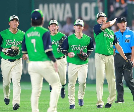 試合後奥川内山をねぎらう出典ヤクルト公式サイト20260807