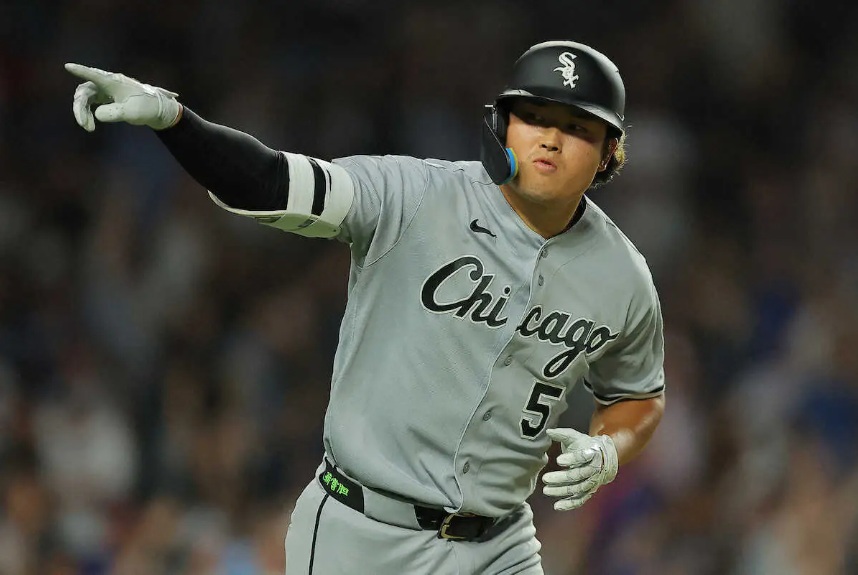 逆方向に決勝29号２ランを放つ村上出典AP20260819