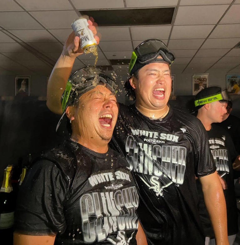 ポストシーズン進出確定をシャンパンファイトで祝う村上と通訳の八木さん出典スポーツ報知撮影中村晃大20260925