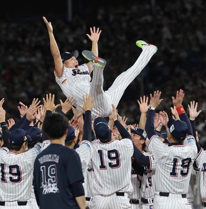 胴上げをされる石川出典ヤクルト公式サイト20261003